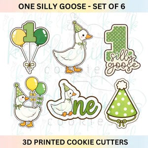 Può includere: Set di sei formine per biscotti stampate in 3D con il tema "One Silly Goose". I disegni includono un'oca con cappello da festa, palloncini e il numero "1". È visibile anche il testo "One Silly Goose - Set of 6" e "3D Printed Cookie Cutters".