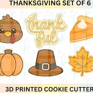 Puede incluir: Juego de 6 cortadores de galletas con temática de Acción de Gracias. Incluye una cara de pavo, la palabra "thankful", una porción de pastel de calabaza, una calabaza, un sombrero de peregrino y una hoja de arce. También está presente el texto "3D PRINTED COOKIE CUTTERS".