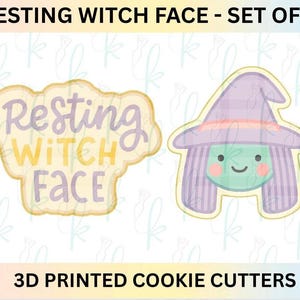 Puede incluir: Un juego de dos cortadores de galletas impresos en 3D. Uno tiene forma de burbuja de texto con el texto Resting WITCH FaCE en morado y amarillo. El segundo tiene forma de bruja con sombrero morado, cara verde y mejillas rosadas.