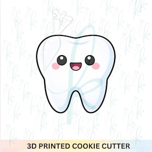 Op de afbeelding: Een witte, cartoon-achtige tand met een lachend gezicht, zwarte ogen en roze wangen. De tand heeft een zwarte omtrek en de tekst "3D PRINTED COOKIE CUTTER" staat onderaan. De achtergrond is wit met een lichtblauw patroon.