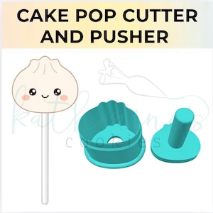 Puede incluir: Un juego de cortador y empujador de cake pops de plástico color turquesa con diseño de dumpling. La imagen incluye el texto CAKE POP CUTTER AND PUSHER, un gráfico de un cake pop terminado en un palito y un dibujo lineal de una manga pastelera.