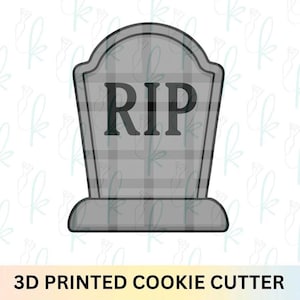 Może przedstawiać: Szary wykrawacz do ciastek w kształcie nagrobka z czarnymi literami "RIP". Wykrawacz ma wzór w kratę i prostokątną podstawę. U dołu widnieje napis "3D PRINTED COOKIE CUTTER".