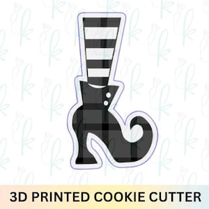 Puede incluir: Cortador de galletas impreso en 3D con forma de bota de bruja. La bota presenta un patrón de cuadros blancos y negros y un sombrero a rayas. El texto "3D PRINTED COOKIE CUTTER" está en la parte inferior. Ideal para hornear en Halloween.