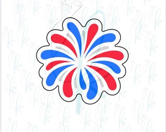 Può includere: Un tagliabiscotti stampato in 3D a forma di scoppio di fuochi d'artificio. Il design presenta raggi rossi e blu alternati che emanano da un punto centrale, delineati in nero. Il testo "3D PRINTED COOKIE CUTTER" è in basso.
