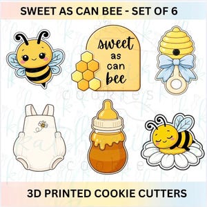 Puede incluir: Juego de seis cortadores de galletas impresos en 3D con temática de abeja. Los diseños incluyen una abeja sonriente, un panal, un sonajero, un biberón, un pelele con una abeja y una abeja en una flor. Se muestra el texto "SWEET AS CAN BEE".