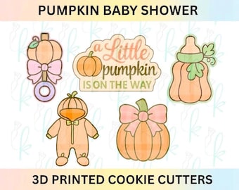 Puede incluir: Un conjunto de cortadores de galletas impresos en 3D con temática de calabaza. Los diseños incluyen un sonajero de calabaza, una calabaza con un lazo, un traje de bebé calabaza, una botella con forma de calabaza y un letrero que dice "a Little pumpkin is on the way."