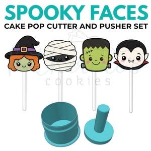 Puede incluir: SPOOKY FACES CAKE POP CUTTER AND PUSHER SET. Cuatro cake pops en palitos blancos con una bruja, una momia, un monstruo de Frankenstein y un vampiro. Debajo hay un cortador circular color verde azulado y una herramienta de émbolo a juego.