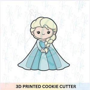 以下が含まれることがあります： サイド三つ編みのブロンドヘアをしたキャラクターの3Dプリントクッキー型。キャラクターは濃い青色のボディスが付いた水色のドレスを着ており、黒い目と小さな笑顔が描かれたシンプルな顔立ちで、全体が黒い線で縁取られています。