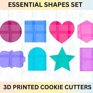 Puede incluir: Un conjunto de ocho cortadores de galletas impresos en 3D con el texto ESSENTIAL SHAPES SET. Las formas incluyen círculo, cuadrado, corazón, hexágono, placa, arco, estrella y rectángulo, cada uno con un patrón de cuadros translúcido.