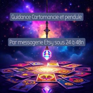 Può includere: Immagine artistica con carte dei tarocchi disposte in cerchio, con un pendolo di cristallo luminoso sospeso. Lo sfondo è una vibrante rappresentazione di una galassia stellata. Il testo recita "Guidance Cartomancie et pendule".