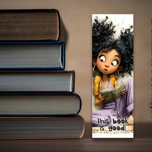 Pode incluir: Marcador de livros com uma ilustração de uma menina com cabelo preto encaracolado lendo um livro. Ela está usando uma blusa amarela e calças roxas. O texto "This book is good!" está na parte inferior. Uma pilha de livros à esquerda e "Beautiful Messages" à direita.
