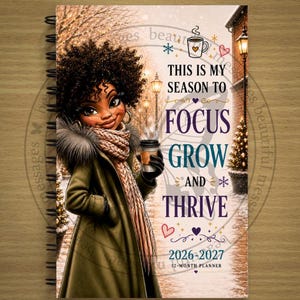 Può includere: Un'agenda 12 mesi 2026-2027 a spirale con l'illustrazione di una persona con capelli ricci, cappotto invernale e sciarpa che tiene in mano un caffè. Il testo recita: This is my season to focus, grow and thrive, 2026-2027 12-month planner.