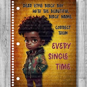Puede incluir: Una ilustración digital de un joven negro con una chaqueta verde y pantalones negros. El texto dice "Querido pequeño niño negro con el hermoso nombre negro, corrígelos cada vez."