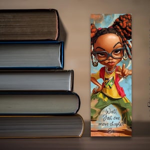 Pode incluir: Um marcador colorido com a ilustração de uma menina com óculos e uma expressão determinada. O marcador tem o texto "Wait! Just one more chapter Sis." Pilha de livros à esquerda. As palavras "Beautiful Messages" estão à direita.