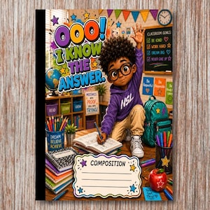 Puede incluir: Una portada de cuaderno de composición con un estudiante de dibujos animados con gafas y sudadera morada levantando la mano. El texto dice OOO! I KNOW THE ANSWER y COMPOSITION. La escena incluye un aula, un globo terráqueo, una mochila y útiles.