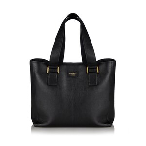 以下が含まれることがあります： 前面に「MAEBLE LONDON」のブランド名が刻印された、ゴールドの金具が付いた黒い革製のトートバッグです。