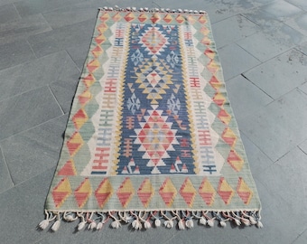 Handgewebter türkischer Kelimteppich, Wolle, sanftes Blau, Rot, Gelb, Grün, Elfenbeintöne çg27