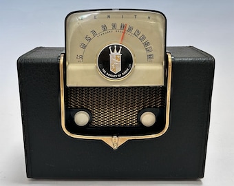 Rádio portátil valvulado AM Zenith G503 vintage da década de 1950 (MCM), com dial articulado, AC/DC. Funcionando!
