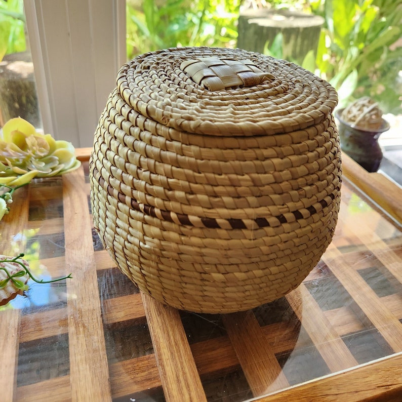 Small Vintage Woven Seagrass Basket With Lid Strawgrass Etsy