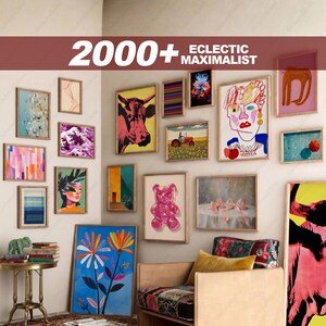 K&ouml;nnte beinhalten: Eine Galeriewand mit gerahmten Kunstdrucken in verschiedenen Stilen und Gr&ouml;&szlig;en. Die Kunstwerke umfassen eine Kuh, einen Teddyb&auml;ren, abstrakte Designs und Blumenillustrationen. Der Text "2000+ ECLECTIC MAXIMALIST" ist zu sehen.