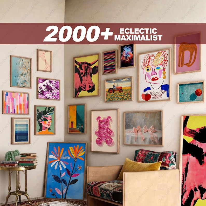 K&ouml;nnte beinhalten: Eine Galeriewand mit gerahmten Kunstdrucken in verschiedenen Stilen und Gr&ouml;&szlig;en. Die Kunstwerke umfassen eine Kuh, einen Teddyb&auml;ren, abstrakte Designs und Blumenillustrationen. Der Text "2000+ ECLECTIC MAXIMALIST" ist zu sehen.