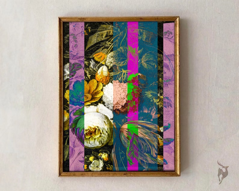 K&ouml;nnte beinhalten: Ein gerahmter Blumendruck mit Vintage-&Auml;sthetik. Der Druck zeigt einen Blumenstrau&szlig; in den Farben Rosa, Wei&szlig;, Gelb und Gr&uuml;n vor einem Hintergrund aus blaugr&uuml;nen und violetten Streifen.