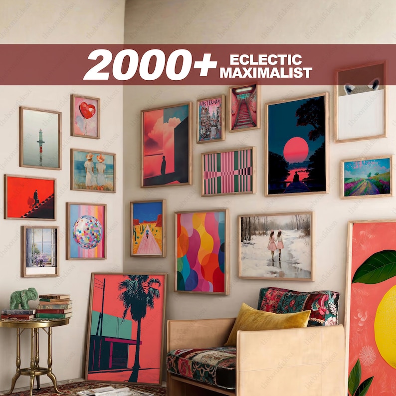 K&ouml;nnte beinhalten: Eine Sammlung gerahmter Kunstdrucke in verschiedenen Gr&ouml;&szlig;en und Stilen, darunter Landschaften, abstrakte Designs und Stadtansichten. Die Wandkunst zeigt eine Vielzahl von Farben und Themen, mit dem Text "2000+ ECLECTIC MAXIMALIST" oben.