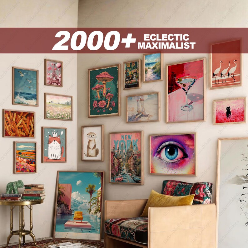 K&ouml;nnte beinhalten: Eine Galeriewand mit gerahmten Kunstdrucken in verschiedenen Gr&ouml;&szlig;en und Stilen. Die Sammlung umfasst Landschafts-, botanische und abstrakte Kunst, mit einer Farbpalette von lebendig bis ged&auml;mpft. Der Text "2000+ ECLECTIC MAXIMALIST" ist oben zu sehen.