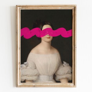 K&ouml;nnte beinhalten: Ein Vintage-Portr&auml;t einer Frau in einem wei&szlig;en Kleid mit einer leuchtend pinkfarbenen abstrakten Form, die ihre Augen bedeckt.