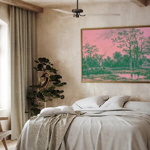 Puede incluir: Un interior de dormitorio con una gran pintura de paisaje enmarcada sobre una cama con ropa de cama blanca y una manta. Un &aacute;rbol bons&aacute;i en maceta est&aacute; en la esquina de la habitaci&oacute;n junto a una ventana.