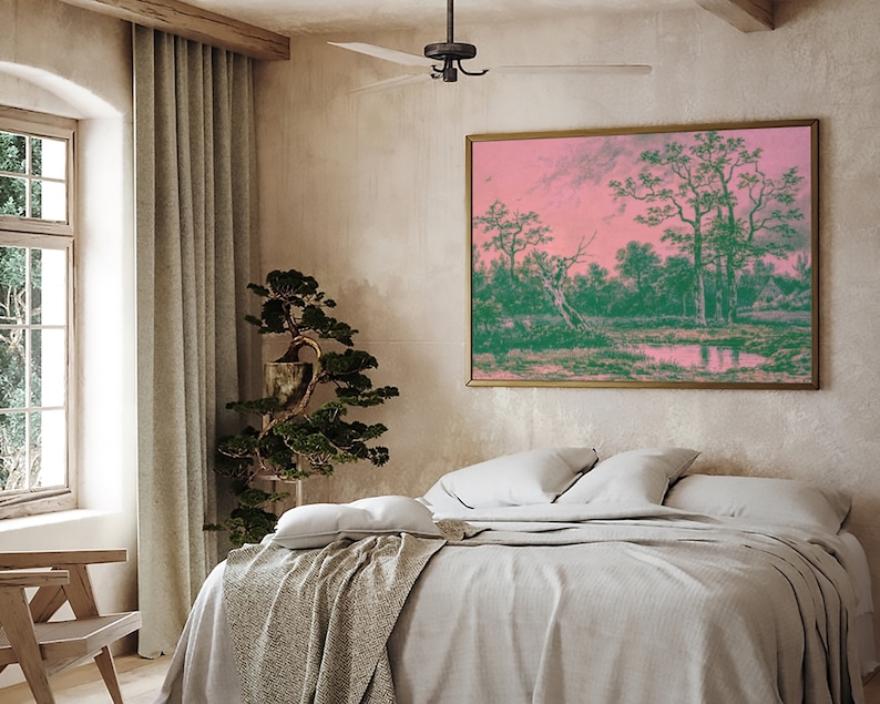 Puede incluir: Un interior de dormitorio con una gran pintura de paisaje enmarcada sobre una cama con ropa de cama blanca y una manta. Un &aacute;rbol bons&aacute;i en maceta est&aacute; en la esquina de la habitaci&oacute;n junto a una ventana.