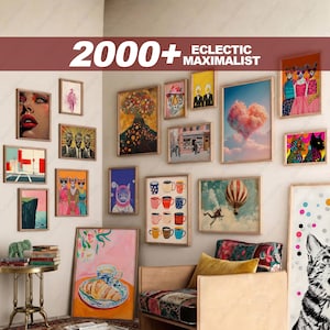K&ouml;nnte beinhalten: Eine Sammlung gerahmter Kunstdrucke in verschiedenen Gr&ouml;&szlig;en und Stilen, darunter Portr&auml;ts, Landschaften und abstrakte Designs. Die Wandkunst zeigt eine vielf&auml;ltige Auswahl an Motiven, von Katzen und Tigern bis hin zu Kaffeetassen und Hei&szlig;luftballons. Der Text "2000+ ECLECTIC MAXIMALIST" ist oben zu sehen.