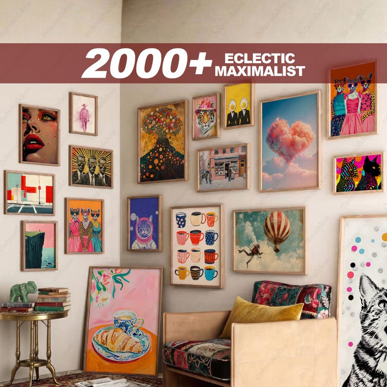 K&ouml;nnte beinhalten: Eine Sammlung gerahmter Kunstdrucke in verschiedenen Gr&ouml;&szlig;en und Stilen, darunter Portr&auml;ts, Landschaften und abstrakte Designs. Die Wandkunst zeigt eine vielf&auml;ltige Auswahl an Motiven, von Katzen und Tigern bis hin zu Kaffeetassen und Hei&szlig;luftballons. Der Text "2000+ ECLECTIC MAXIMALIST" ist oben zu sehen.