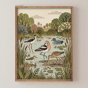 Puede incluir: Una l&aacute;mina art&iacute;stica enmarcada que muestra una escena de estanque con cinco aves, incluyendo una cig&uuml;e&ntilde;uela, una avoceta, un correlimos, un ave marr&oacute;n de pico largo y un pato cerceta, rodeados de espada&ntilde;as, nen&uacute;fares y &aacute;rboles.