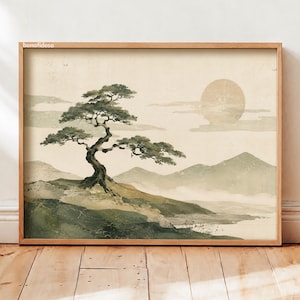以下が含まれることがあります： 額装された横型のウォールアートプリント。草の生えた丘に立つ一本の節くれだった木、遠くの山々、淡い空に浮かぶ大きな円形の太陽が描かれた様式化された風景画。落ち着いた緑、ベージュ、茶色の色調が使用されています。