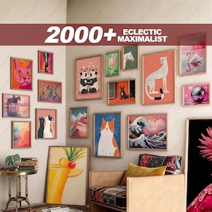 K&ouml;nnte beinhalten: Eine Sammlung gerahmter Kunstdrucke in verschiedenen Gr&ouml;&szlig;en und Stilen, darunter Tierportr&auml;ts, Landschaften und abstrakte Designs. Die Wandkunst zeigt eine Vielzahl von Farben und Themen, mit dem Text "2000+ ECLECTIC MAXIMALIST" oben.