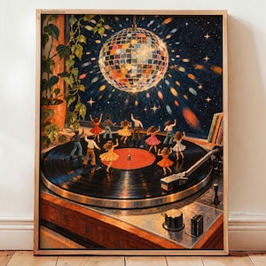 Puede incluir: Una lámina enmarcada que representa un disco de vinilo en un tocadiscos con figuras en miniatura bailando sobre la superficie. Sobre el disco, una gran bola de discoteca refleja luz contra un fondo oscuro y estrellado. Una planta está a la izquierda.