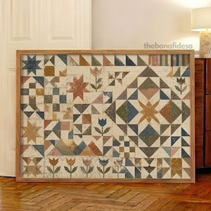 Puede incluir: Una impresión de arte mural rectangular con un diseño de patchwork de textura desgastada. El patrón incluye formas de estrellas geométricas, triángulos y motivos de tulipanes en tonos apagados de azul, verde, marrón y crema. El texto thebonafidesa es visible.