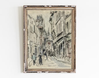 Puede incluir: Una pintura de acuarela en blanco y negro enmarcada que representa una escena de calle estrecha en una ciudad europea. La calle está bordeada de edificios altos y hay gente caminando por la calle adoquinada.