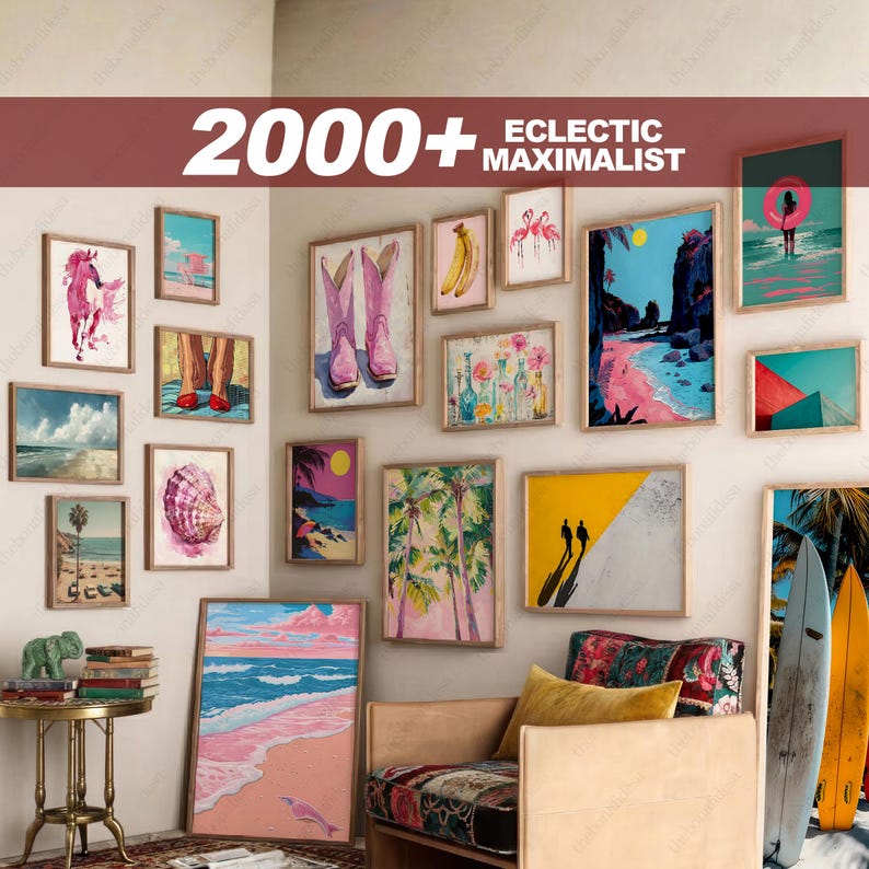 K&ouml;nnte beinhalten: Eine Sammlung gerahmter Kunstdrucke mit verschiedenen Themen, darunter Strandszenen, ein rosa Pferd und rosa Cowboystiefel. Der Text "2000+ ECLECTIC MAXIMALIST" ist oben zu sehen. Die Kunstwerke sind an einer neutralen Wand ausgestellt.