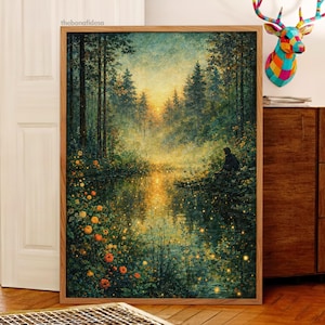 Könnte beinhalten: Ein gerahmtes Landschaftsgemälde zeigt eine ruhige Waldszene mit einem See, der das goldene Licht der untergehenden Sonne reflektiert. Das Kunstwerk zeigt hohe Bäume, üppiges Grün und bunte Blumen, wodurch eine friedliche Atmosphäre entsteht.