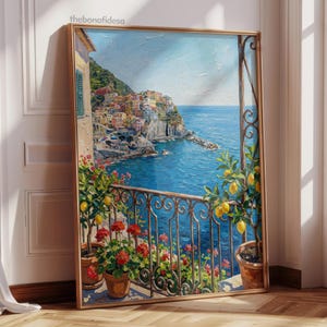 Peut inclure: Peinture à l'huile encadrée représentant un village côtier italien avec des bâtiments colorés sur une falaise surplombant la mer bleue. Un balcon en fer forgé avec des fleurs rouges et des citronniers encadre la vue. Le cadre est doré.