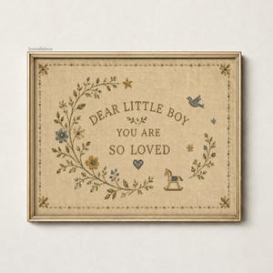 Peut inclure: Une broderie au point de croix encadrée de forme rectangulaire sur tissu beige avec le texte "DEAR LITTLE BOY YOU ARE SO LOVED" en fil sombre. Le motif comprend une vigne fleurie, un petit oiseau, un cheval à bascule et des étoiles.