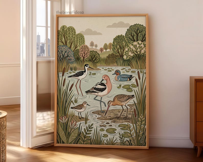 Puede incluir: Una l&aacute;mina de arte enmarcada con una ilustraci&oacute;n estilizada de varias aves en un humedal. La escena incluye una cig&uuml;e&ntilde;uela, una avoceta de color rosa parduzco, un peque&ntilde;o correlimos, una agachadiza marr&oacute;n y un pato azul entre juncos y nen&uacute;fares.