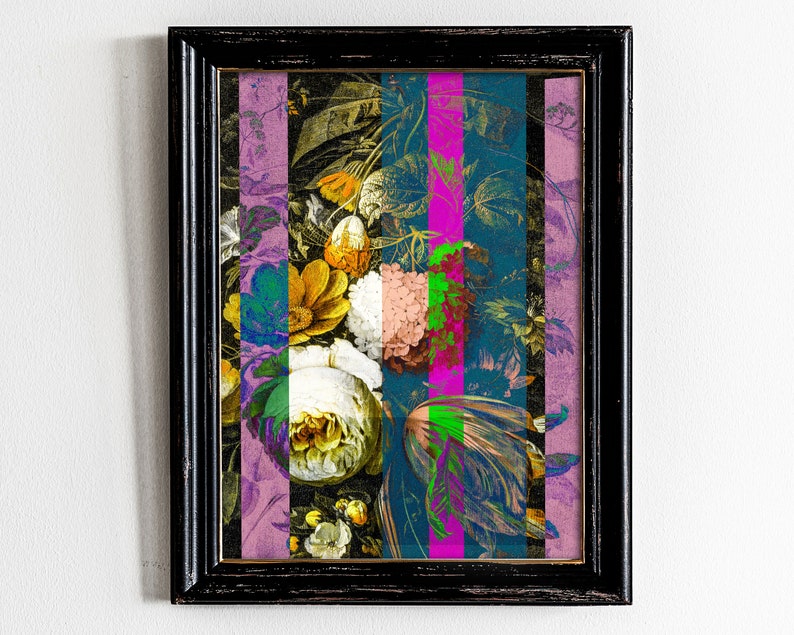 K&ouml;nnte beinhalten: Ein gerahmter Druck eines Stilllebens mit verschiedenen Blumen in den Farben Rosa, Wei&szlig;, Gelb und Gr&uuml;n. Die Blumen sind in einer Vase angeordnet und vor einem Hintergrund aus blauen und gr&uuml;nen Streifen platziert.