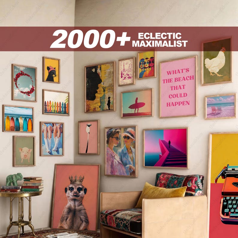 K&ouml;nnte beinhalten: Eine Galeriewand mit gerahmten Kunstdrucken in verschiedenen Gr&ouml;&szlig;en und Stilen. Die Sammlung umfasst Bilder von Tieren, Landschaften und abstrakten Designs. Der Text "2000+ Eclectic Maximalist" ist oben zu sehen.