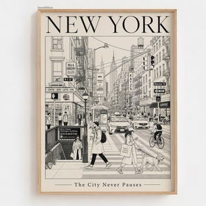Op de afbeelding: Een zwart-wit lijntekening poster getiteld NEW YORK met de tekst The City Never Pauses. De illustratie toont een drukke straatscène met voetgangers, een fietser met een hond, auto's, een metro-ingang en gebouwen in de achtergrond.