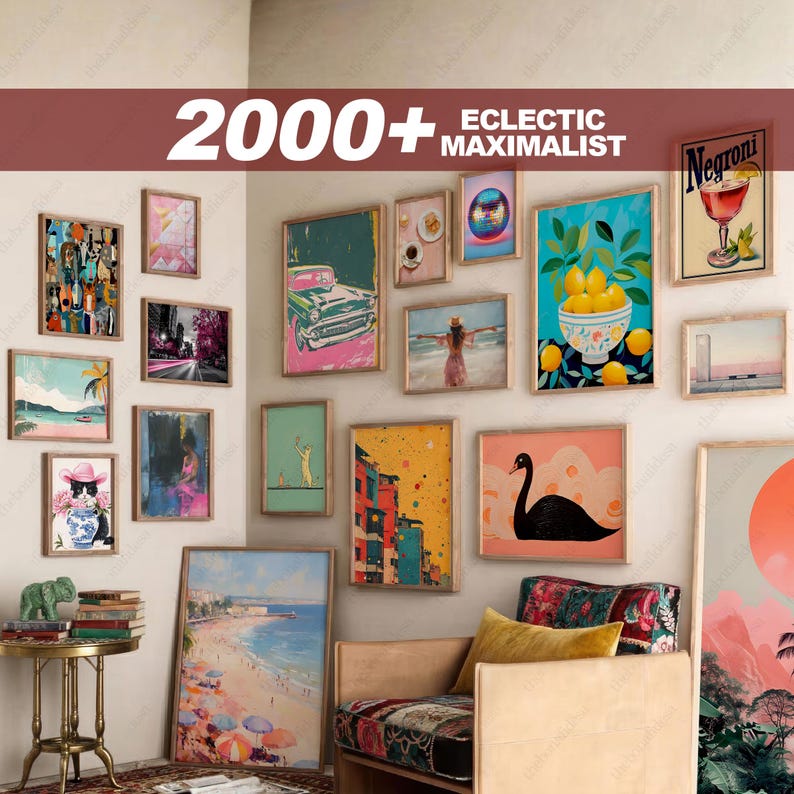 K&ouml;nnte beinhalten: Eine Galeriewand mit gerahmten Kunstdrucken in verschiedenen Gr&ouml;&szlig;en und Stilen. Die Sammlung umfasst Bilder eines Oldtimers, einer Strandszene, eines schwarzen Schwans und einer Sch&uuml;ssel mit Zitronen. Der Text oben lautet "2000+ ECLECTIC MAXIMALIST."