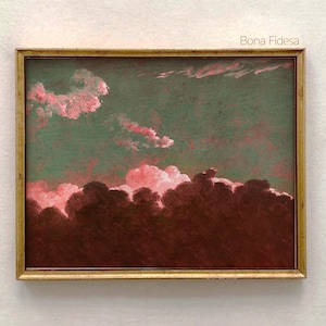 Puede incluir: Una pintura enmarcada de un cielo nublado con nubes rosadas sobre un fondo verde. La parte inferior de la pintura es de color rojo oscuro.