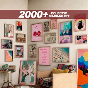 K&ouml;nnte beinhalten: Eine Sammlung gerahmter Kunstdrucke in verschiedenen Gr&ouml;&szlig;en und Stilen, darunter Blumenarrangements, abstrakte Landschaften und eine schwarze Katze mit Regenbogen. Der Text "2000+ ECLECTIC MAXIMALIST" ist oben zu sehen.